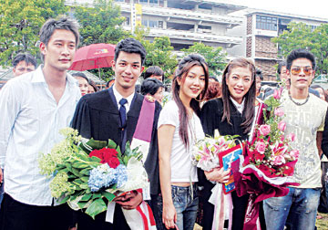 ภาพประกอบ ข่าวสาร ข่าวทั่วไป : ?ต๊อบ,แป้ง,หมิง,เตย,ต๊ะ? ชื่นมื่น...ตบเท้าเข้ารับปริญญา