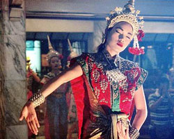 ภาพประกอบ ข่าวสาร ข่าวทั่วไป : ?เมย์? ต้องมนต์!! รำถวายพระพรหมศักดิ์สิทธิ์