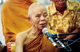 ภาพประกอบ ข่าวสาร ข่าวทั่วไป : หาม ?หลวงพ่อคูณ?ส่งรพ. หลังพบน้ำตาลในเลือดต่ำ