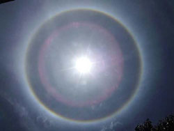 ภาพประกอบ ข่าวสาร ข่าวทั่วไป : อาทิตย์ทรงกลด- วันมหามงคล