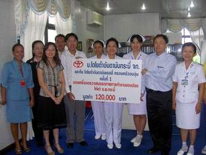 ข่าวกระบี่ : โตโยต้าอันดามันกระบี่มอบเครื่องมือแพทย์ให้ รพ.