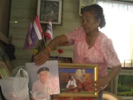 ข่าวสตูล : ?ยายแดง? วัย 78 โชว์ภาพถ่ายในหลวง น้ำตาคลอวอนหยุดทำร้ายประเทศไทย