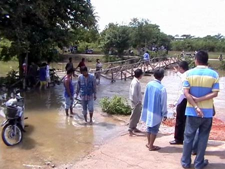 ข่าวตรัง : ชาวบ้านเทศบาลนครตรังโวยน้ำท่วมสะพานข้ามถนน
