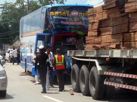 ข่าวกระบี่ : รถบัสชนรถบรรทุกไม้ที่ กระบี่ เจ็บระนาว
