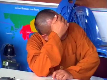 ข่าวสตูล : ตร.สตูล จับพระจีนเมาเหล้าเรี่ยไรเงินจากชาวบ้าน