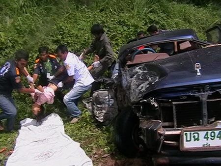 ข่าวตรัง : กระบะซิ่งกลางฝนเสียหลักประสานงาเด็ก-ผู้ใหญ่ดับรวด 4 ศพ