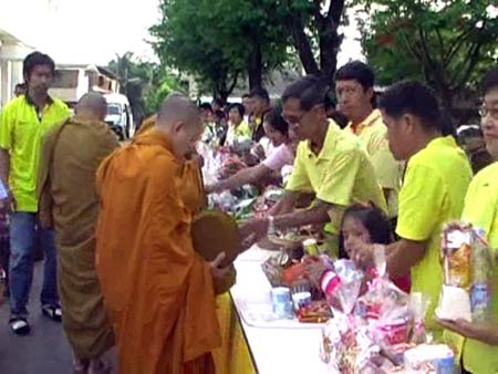 ข่าวสตูล : ชาวพุทธ สตูล ร่วมกันทำบุญตักบาตรวันวิสาขบูชา