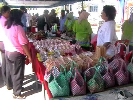 ข่าวสตูล : สตูลเปิดตลาดแก้จนจำหน่ายสินค้าเกษตรราคาประหยัด