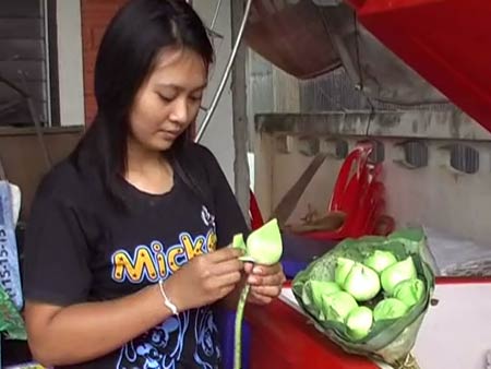 ข่าวสตูล : ร้านดอกไม้สดตุนดอกบัวรับวันวิสาขบูชา