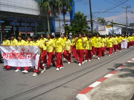 ข่าวภูเก็ต : เด็กภูเก็ตกว่า 1,000 คน ร่วมรณรงค์วันวิสาขบูชา