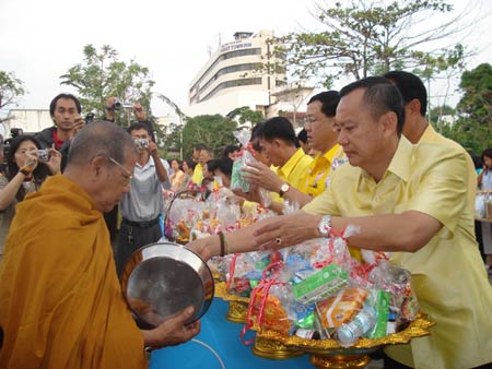 ข่าวภูเก็ต : คนภูเก็ตนับพันร่วมทำบุญตักบาตรปีใหม่