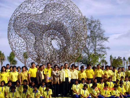 ข่าวภูเก็ต : ?สุวัจน์?เปิดประติมากรรม ?สึนามิ? ริมหาดกมลา