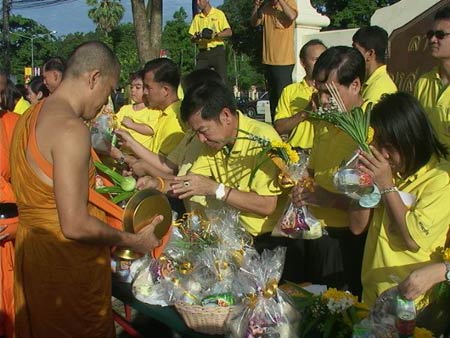 ข่าวระนอง : ระนองร่วมตักบาตรเฉลิมพระเกียรติ