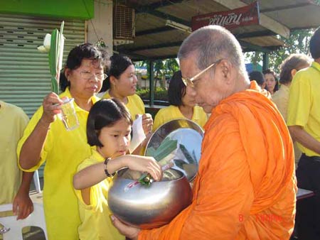 ข่าวภูเก็ต : ภูเก็ตตักบาตรพระ 199 รูปเฉลิมพระเกียรติ