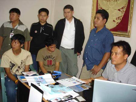 ข่าวภูเก็ต : ตร.ฉลองรวบ 2 พม่าตั้งแก๊งปลอมบัตรขายเพื่อนร่วมชาติ