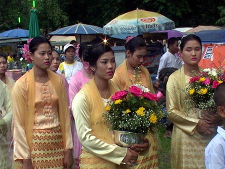 ข่าวระนอง : ชาวระนอง-พม่าจัดกิจกรรมเนื่องในวันวิสาขบูชา อัศจรรย์รุ้งครอบเจดีย์