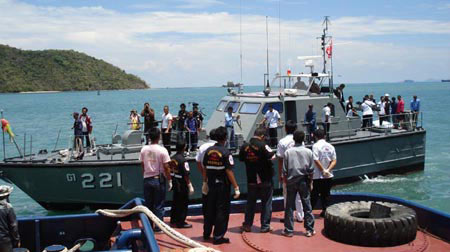 ข่าวภูเก็ต : เรือ ต.221 นำศพผู้เสียชีวิตพบใกล้ที่เกิดเหตุเรือล่มกลับเข้าฝั่งแล้ว