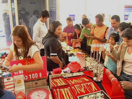 ข่าวตรัง : ชาวตรังแห่ซื้อทองเก๊หลังทองคำราคาพุ่ง