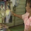 ภาพประกอบ ข่าวสตูล : ?ยายแดง? วัย 78 โชว์ภาพถ่ายในหลวง น้ำตาคลอวอนหยุดทำร้ายประเทศไทย