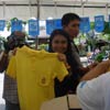 ภาพประกอบ ข่าวภูเก็ต : คนภูเก็ตแห่ซื้อเสื้อเหลืองในงานธงฟ้าอย่างคับคั่ง